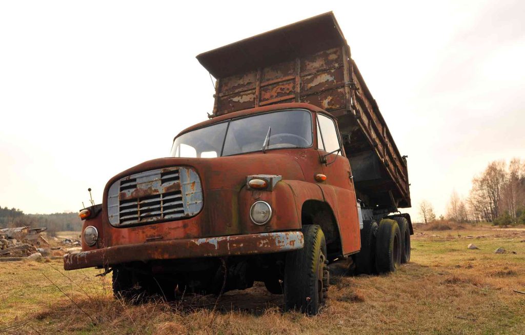 Oude vrachtwagen voor sloop